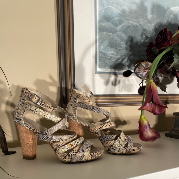 🌻🌻🌻SOLD🌻 COLE STRAPPY HEELS🌻🌻🌻 - Picture 3 of 8